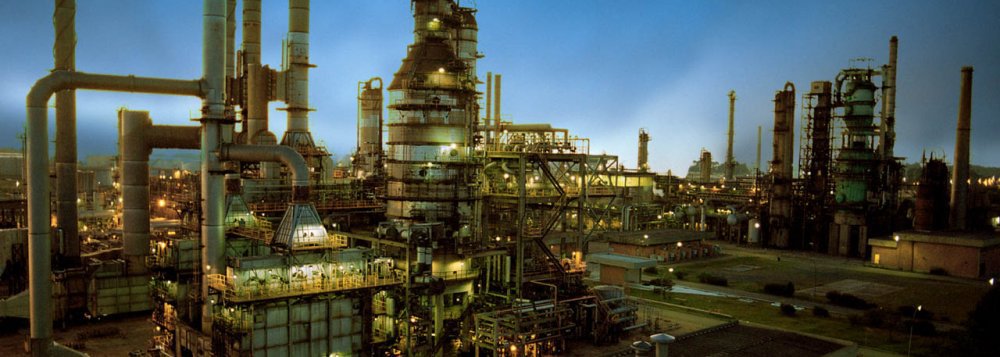 Ex-executivos da Odebrecht afirmaram que um consórcio formado pela empresa junto com duas construtoras - OAS e UTC - para obras na refinaria Getúlio Vargas (Repar), no Paraná, pagou R$ 15 milhões à Diretoria de Abastecimento da estatal, a pedido de Paulo Roberto Costa, e outros R$ 15 milhões à Diretoria de Serviços da Petrobras, a pedido de Pedro Barusco; essa última diretoria também recebeu outros R$ 5 milhões para a finalização o contrato
(Foto: Leonardo Lucena)
Ex-executivos da Odebrecht afirmaram que um consórcio formado pela empresa junto com duas construtoras - OAS e UTC - para obras na refinaria Getúlio Vargas (Repar), no Paraná, pagou R$ 15 milhões à Diretoria de Abastecimento da estatal, a pedido de Paulo Roberto Costa, e outros R$ 15 milhões à Diretoria de Serviços da Petrobras, a pedido de Pedro Barusco; essa última diretoria também recebeu outros R$ 5 milhões para a finalização o contrato