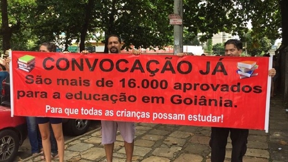 Após assembleia realizada na manhã de hoje, professores e servidores municipais da educação anunciaram greve geral para ser iniciada na próxima terça-feira; segundo o presidente do sindicato da categoria, Antonio Gonçalves, a prefeitura não paga o piso nacional aos professores e o reajuste concedido não cobre a inflação. “Hoje temos um caos na rede municipal de educação e, a partir do momento que o prefeito não apresenta nenhuma proposta concreta para atender às reivindicações, não vimos outra saída a não ser a greve” (Foto: José Barbacena) Após assembleia realizada na manhã de hoje, professores e servidores municipais da educação anunciaram greve geral para ser iniciada na próxima terça-feira; segundo o presidente do sindicato da categoria, Antonio Gonçalves, a prefeitura não paga o piso nacional aos professores e o reajuste concedido não cobre a inflação. “Hoje temos um caos na rede municipal de educação e, a partir do momento que o prefeito não apresenta nenhuma proposta concreta para atender às reivindicações, não vimos outra saída a não ser a greve”