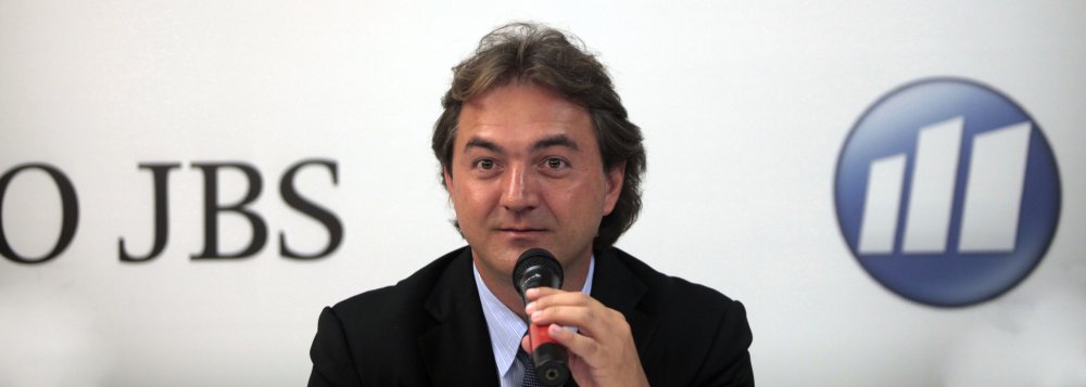 O acordo de delação de um dos donos da JBS, o empresário Joesley Batista, prevê que ele pagará parcelada a partir de junho de 2018; empresário também terá 120 dias para apresentar novos temas não indicados na delação; o mesmo prazo foi dado à J&F, holding controlada pela JBS, para apresentar lista de funcionários ou executivos que praticaram crimes e que queiram fechar acordo de delação; Joesley poderá pedir medidas para segurança própria ou da família ao STF, ao MPF e à PF (Foto: Leonardo Lucena) O acordo de delação de um dos donos da JBS, o empresário Joesley Batista, prevê que ele pagará parcelada a partir de junho de 2018; empresário também terá 120 dias para apresentar novos temas não indicados na delação; o mesmo prazo foi dado à J&F, holding controlada pela JBS, para apresentar lista de funcionários ou executivos que praticaram crimes e que queiram fechar acordo de delação; Joesley poderá pedir medidas para segurança própria ou da família ao STF, ao MPF e à PF