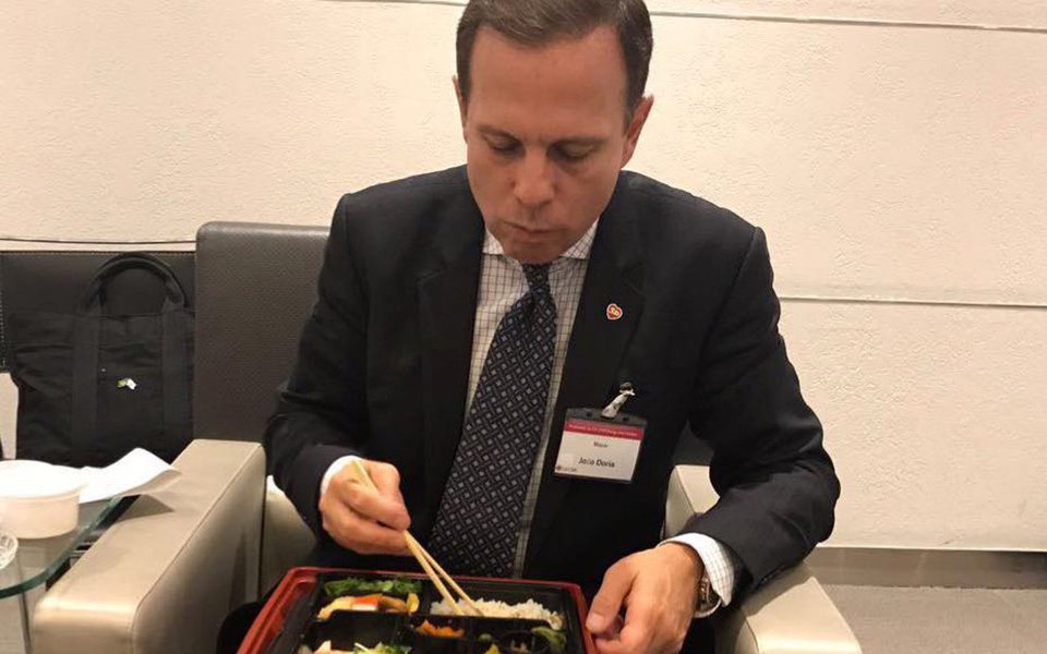 O prefeito João Doria, que passa mais de 30% de seu tempo fora de São Paulo, cabulando serviço e fazendo pré-campanha presidencial, confirmou mais 96 viagens inúteis nos próximos meses, em que receberá títulos de cidades em que nunca pisou; “Você pode perguntar para qualquer CEO se ele deixa de viajar por ter que administrar uma companhia. Ele vai dizer que não. Pelo celular, a gente consegue monitorar todas as ações”, disse ele, que está em Paris (Foto: Leonardo Attuch) O prefeito João Doria, que passa mais de 30% de seu tempo fora de São Paulo, cabulando serviço e fazendo pré-campanha presidencial, confirmou mais 96 viagens inúteis nos próximos meses, em que receberá títulos de cidades em que nunca pisou; “Você pode perguntar para qualquer CEO se ele deixa de viajar por ter que administrar uma companhia. Ele vai dizer que não. Pelo celular, a gente consegue monitorar todas as ações”, disse ele, que está em Paris