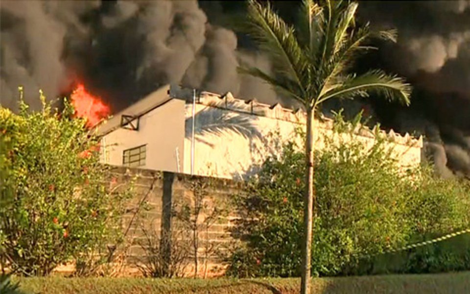 Um incêndio destruiu as instalações da empresa Apoio, Logística e Serviços, que mantém um conjunto de galpões na cidade de Sumaré, na região de Campinas, a 120 quilômetros de São Paulo; de acordo com relato dos brigadistas da empresa, o fogo se espalhou rapidamente, pois o local abriga grande quantidade de plástico e produtos inflamáveis (Foto: Leonardo Lucena) Um incêndio destruiu as instalações da empresa Apoio, Logística e Serviços, que mantém um conjunto de galpões na cidade de Sumaré, na região de Campinas, a 120 quilômetros de São Paulo; de acordo com relato dos brigadistas da empresa, o fogo se espalhou rapidamente, pois o local abriga grande quantidade de plástico e produtos inflamáveis