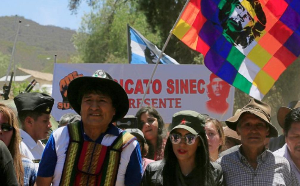 Milhares de pessoas se reuniram nesta segunda-feira em uma cidade pequena do sul da Bolívia na qual o líder da revolução cubana Ernesto “Che” Guevara foi executado por soldados bolivianos apoiados pela CIA 50 anos atrás; o presidente Evo Morales acampou com um saco de dormir e uma barraca e deu as boas-vindas a dignitários das aliadas Cuba e Venezuela; “Cinquenta anos depois, a lenda de Ernesto Che vive nos jovens, na luta inquestionável por igualdade e libertação”, escreveu Morales no Twitter (Foto: José Barbacena) Milhares de pessoas se reuniram nesta segunda-feira em uma cidade pequena do sul da Bolívia na qual o líder da revolução cubana Ernesto “Che” Guevara foi executado por soldados bolivianos apoiados pela CIA 50 anos atrás; o presidente Evo Morales acampou com um saco de dormir e uma barraca e deu as boas-vindas a dignitários das aliadas Cuba e Venezuela; “Cinquenta anos depois, a lenda de Ernesto Che vive nos jovens, na luta inquestionável por igualdade e libertação”, escreveu Morales no Twitter