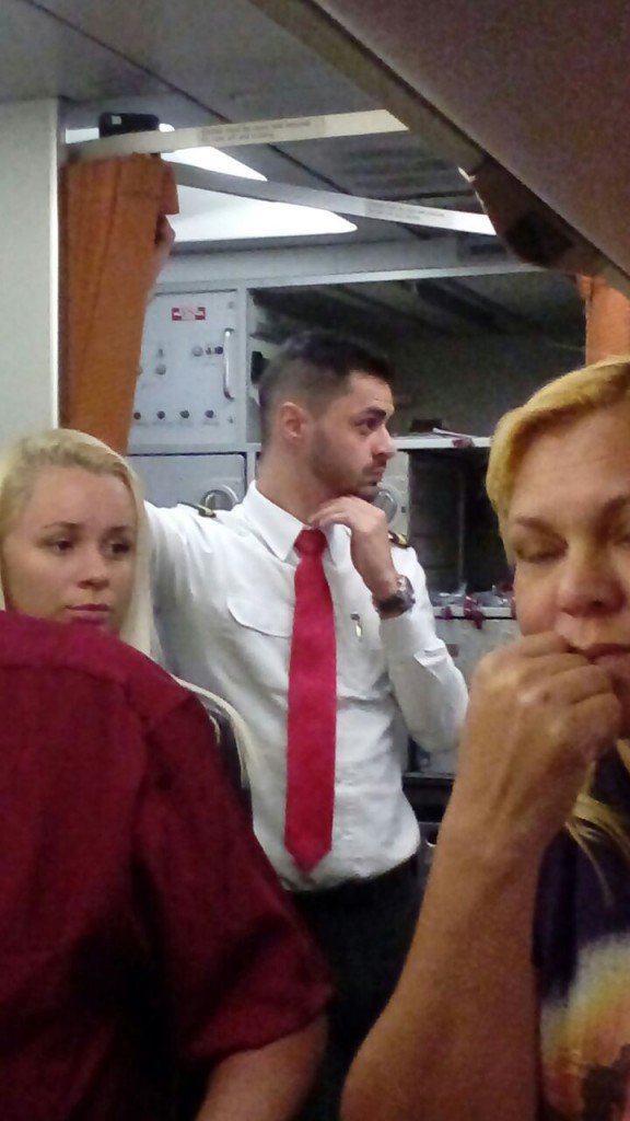 Com a ameaça constante ao Estado de Direito, têm surgido vários fatos nos últimos tempos. Vejam aqui um relato sobre um acontecimento em voo da Avianca, em que aconteceu interrogatório sumário de um suposto agente da Polícia Federal, com direito a comissário de bordo gravar no seu celular todos os passageiros a bordo (Foto: Washington Luiz de Araújo) Com a ameaça constante ao Estado de Direito, têm surgido vários fatos nos últimos tempos. Vejam aqui um relato sobre um acontecimento em voo da Avianca, em que aconteceu interrogatório sumário de um suposto agente da Polícia Federal, com direito a comissário de bordo gravar no seu celular todos os passageiros a bordo