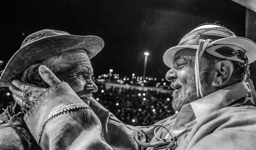 Recebido por 10 mil pessoas em município de 35 mil habitantes, ex-presidente fala em recuperar a dignidade do Brasil. "Um ser humano não cresce se não tiver esperança, e cabe ao Estado manter essa esperança"; leia reportagem de Cláudia Motta, da Rede Brasil Atual (Foto: Leonardo Attuch) Recebido por 10 mil pessoas em município de 35 mil habitantes, ex-presidente fala em recuperar a dignidade do Brasil. "Um ser humano não cresce se não tiver esperança, e cabe ao Estado manter essa esperança"; leia reportagem de Cláudia Motta, da Rede Brasil Atual
