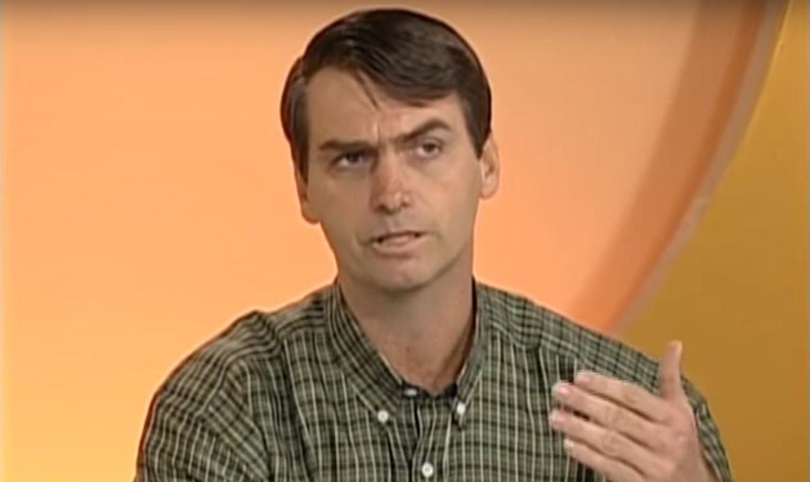 Apesar de viajar aos EUA e tentar suavizar sua imagem junto aos investidores estrangeiros, Bolsonaro defendia abertamente a tortura e o fim da democracia em 1999; em entrevista ao programa Câmera Aberta, da TV Bandeirantes, em 1999, Bolsonaro disse, sem rodeios, o que faria ao chegar ao poder: “Daria golpe no mesmo dia” (Foto: Charles Nisz) Apesar de viajar aos EUA e tentar suavizar sua imagem junto aos investidores estrangeiros, Bolsonaro defendia abertamente a tortura e o fim da democracia em 1999; em entrevista ao programa Câmera Aberta, da TV Bandeirantes, em 1999, Bolsonaro disse, sem rodeios, o que faria ao chegar ao poder: “Daria golpe no mesmo dia”