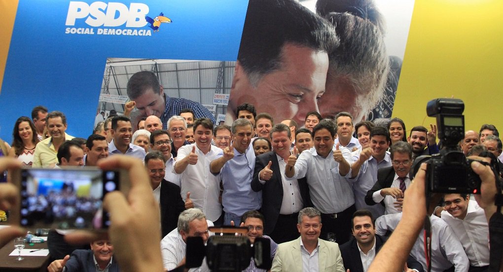 A base aliada ao governador Marconi Perillo ganhou importante reforço nesta quinta-feira, quando 23 prefeitos, em evento realizado no auditório do K Hotel, assinaram ficha de filiação ao Partido da Social Democracia Brasileira (PSDB) e ao Partido Progressista (PP); maioria dos gestores migrou de partidos da oposição, como o PMDB e DEM; agora, PSDB e PP somam 123 prefeitos, ou seja, mais de 50% das prefeituras de todo o Estado; no total, a base governista conta com 200 gestores de um total de 246 (Foto: José Barbacena) A base aliada ao governador Marconi Perillo ganhou importante reforço nesta quinta-feira, quando 23 prefeitos, em evento realizado no auditório do K Hotel, assinaram ficha de filiação ao Partido da Social Democracia Brasileira (PSDB) e ao Partido Progressista (PP); maioria dos gestores migrou de partidos da oposição, como o PMDB e DEM; agora, PSDB e PP somam 123 prefeitos, ou seja, mais de 50% das prefeituras de todo o Estado; no total, a base governista conta com 200 gestores de um total de 246