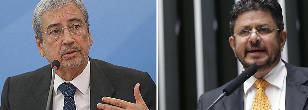 Desentendimento entre os integrantes da base aliada do governo Michel Temer ficou evidente no bate-boca protagonizado pelo vice-presidente da Câmara, Fábio Ramalho (PMDB-MG), e o ministro da Secretaria de Governo, Antonio Imbassahy (PSDB-BA);"Seu merda! Isso é um merda", xingou Ramalho durante a cerimônia de anúncio de medidas econômicas da Câmara dos Deputados; irritação foi provocada por Imbassahy ter ignorado os seus pedidos para uma conversa pouco antes do evento (Foto: Paulo Emílio) Desentendimento entre os integrantes da base aliada do governo Michel Temer ficou evidente no bate-boca protagonizado pelo vice-presidente da Câmara, Fábio Ramalho (PMDB-MG), e o ministro da Secretaria de Governo, Antonio Imbassahy (PSDB-BA);"Seu merda! Isso é um merda", xingou Ramalho durante a cerimônia de anúncio de medidas econômicas da Câmara dos Deputados; irritação foi provocada por Imbassahy ter ignorado os seus pedidos para uma conversa pouco antes do evento