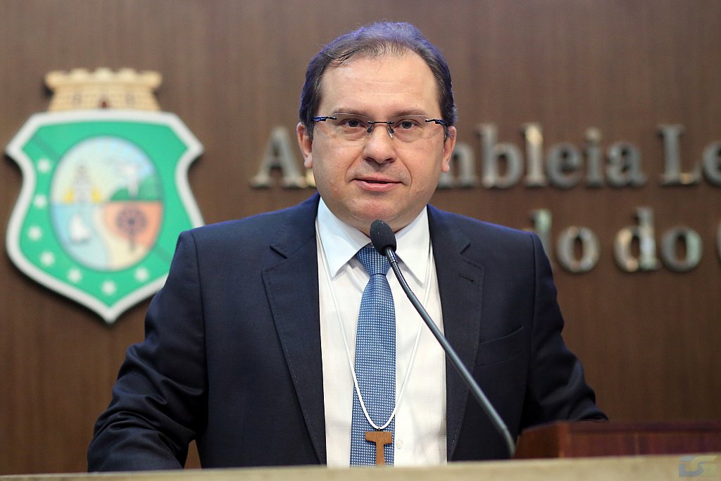 O deputado Carlos Matos (PSDB) criticou a declaração do ex-ministro Ciro Gomes (PDT) de que o senador Tasso Jereissati (PSDB) seria um "traidor" caso venha a concorrer ao Governo do Estado. "Aquele que ama seu povo não se aposenta nunca. Tasso está longe de se aposentar como era o seu desejo (de Ciro). Ele está mais vivo do que nunca", disse, em pronunciamento na Assembleia Legislativa nesta terça (17) (Foto: Rodrigo Rocha) O deputado Carlos Matos (PSDB) criticou a declaração do ex-ministro Ciro Gomes (PDT) de que o senador Tasso Jereissati (PSDB) seria um "traidor" caso venha a concorrer ao Governo do Estado. "Aquele que ama seu povo não se aposenta nunca. Tasso está longe de se aposentar como era o seu desejo (de Ciro). Ele está mais vivo do que nunca", disse, em pronunciamento na Assembleia Legislativa nesta terça (17)
