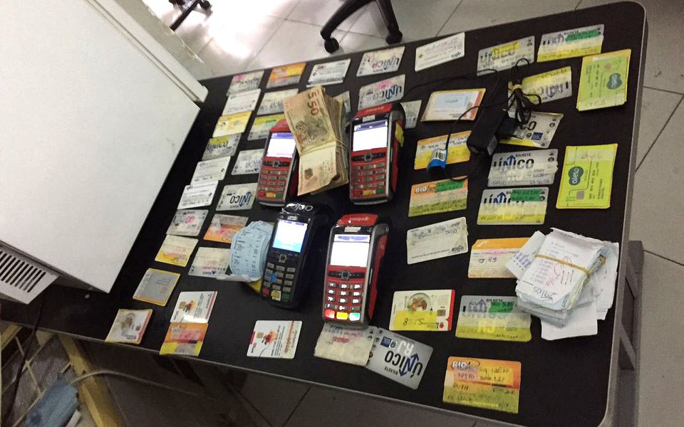 Policiais civis cumprem 46 mandados de busca e apreensão contra grupos suspeitos de lavar dinheiro por meio da compra de vales-refeição, alimentação e transporte de trabalhadores, no Rio; a Delegacia de Defraudações da Polícia Civil do Rio estima que um dos grupos movimentou R$ 12,5 milhões em dois meses; os suspeitos utilizavam laranjas e empresas-fantasma e de fachada para movimentar quantias recebidas com a compra de tíquetes em escritórios do Grande Rio (Foto: Leonardo Lucena) Policiais civis cumprem 46 mandados de busca e apreensão contra grupos suspeitos de lavar dinheiro por meio da compra de vales-refeição, alimentação e transporte de trabalhadores, no Rio; a Delegacia de Defraudações da Polícia Civil do Rio estima que um dos grupos movimentou R$ 12,5 milhões em dois meses; os suspeitos utilizavam laranjas e empresas-fantasma e de fachada para movimentar quantias recebidas com a compra de tíquetes em escritórios do Grande Rio