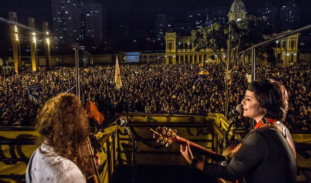 Cerca de 40 mil pessoas lotaram o Centro de Belo Horizonte para pedir Diretas Já na noite desta sexta-feira (16). Em ato organizado pela União Nacional dos Estudantes, Frente Brasil Popular e Frente Povo Sem Medo, universitários de todo o Brasil, artistas e trabalhadores puxaram palavras de ordem contra Michel Temer e a favor da Educação; a noite teve apresentações de vários artistas, como Fernanda Takai, do Pato Fu (Foto: Leonardo Attuch) Cerca de 40 mil pessoas lotaram o Centro de Belo Horizonte para pedir Diretas Já na noite desta sexta-feira (16). Em ato organizado pela União Nacional dos Estudantes, Frente Brasil Popular e Frente Povo Sem Medo, universitários de todo o Brasil, artistas e trabalhadores puxaram palavras de ordem contra Michel Temer e a favor da Educação; a noite teve apresentações de vários artistas, como Fernanda Takai, do Pato Fu