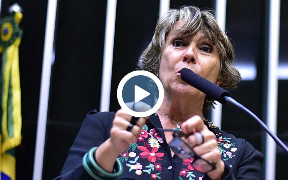 Vítima de calúnia e de um vídeo difamatório publicado na internet, a deputada Érika Kokay (PT-DF) promete acionar na Justiça quem editou e distorceu seu discurso, acusando-a de defender o incesto; a fala, obtida em uma palestra proferida por Érika na Associação dos Professores do Paraná, foi colocada fora de contexto propositalmente (Foto: Charles Nisz) Vítima de calúnia e de um vídeo difamatório publicado na internet, a deputada Érika Kokay (PT-DF) promete acionar na Justiça quem editou e distorceu seu discurso, acusando-a de defender o incesto; a fala, obtida em uma palestra proferida por Érika na Associação dos Professores do Paraná, foi colocada fora de contexto propositalmente