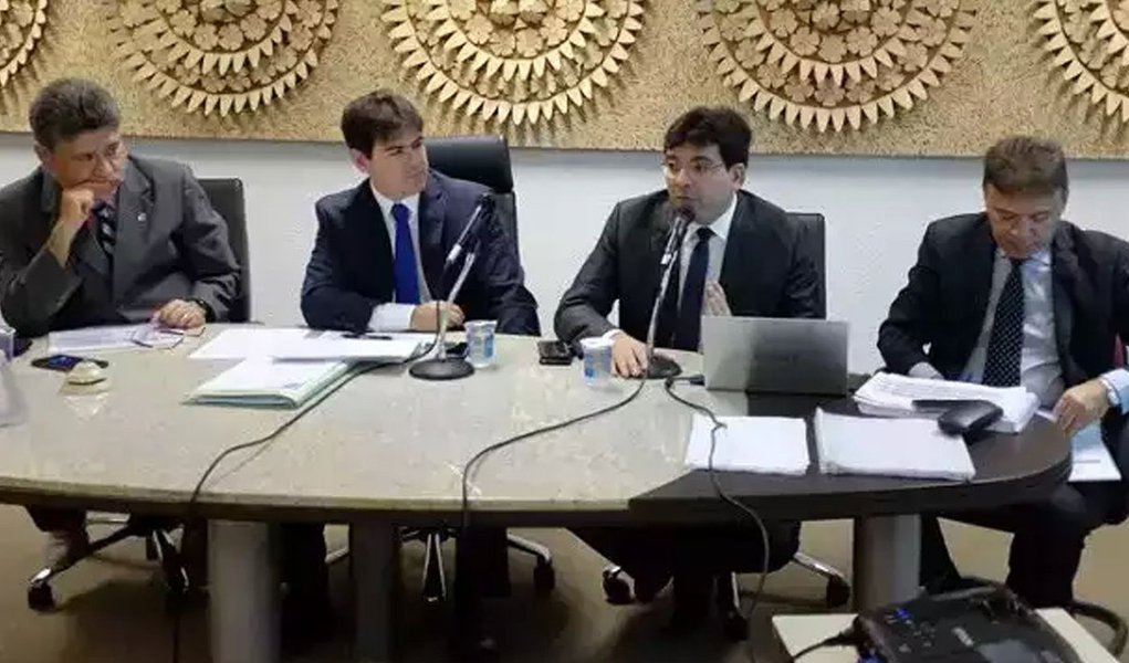 O Governo do Piauí determinou a suspensão de qualquer reajuste salarial ou a contratação de pessoal, mesmo os aprovados em concurso público, segundo anunciou o secretário de Estado da Fazenda, Rafael Fonteles; "Estamos terminantemente proibidos de conceder reajustes ou vantagens salariais e de nomear concursados", disse; decisão foi tomada por conta do limite "prudencial" da Lei de Responsabilidade Fiscal referente aos gastos com pagamento de pessoal do Executivo ter sido ultrapassado, segundo o Piauí Hoje (Foto: Voney Malta) O Governo do Piauí determinou a suspensão de qualquer reajuste salarial ou a contratação de pessoal, mesmo os aprovados em concurso público, segundo anunciou o secretário de Estado da Fazenda, Rafael Fonteles; "Estamos terminantemente proibidos de conceder reajustes ou vantagens salariais e de nomear concursados", disse; decisão foi tomada por conta do limite "prudencial" da Lei de Responsabilidade Fiscal referente aos gastos com pagamento de pessoal do Executivo ter sido ultrapassado, segundo o Piauí Hoje