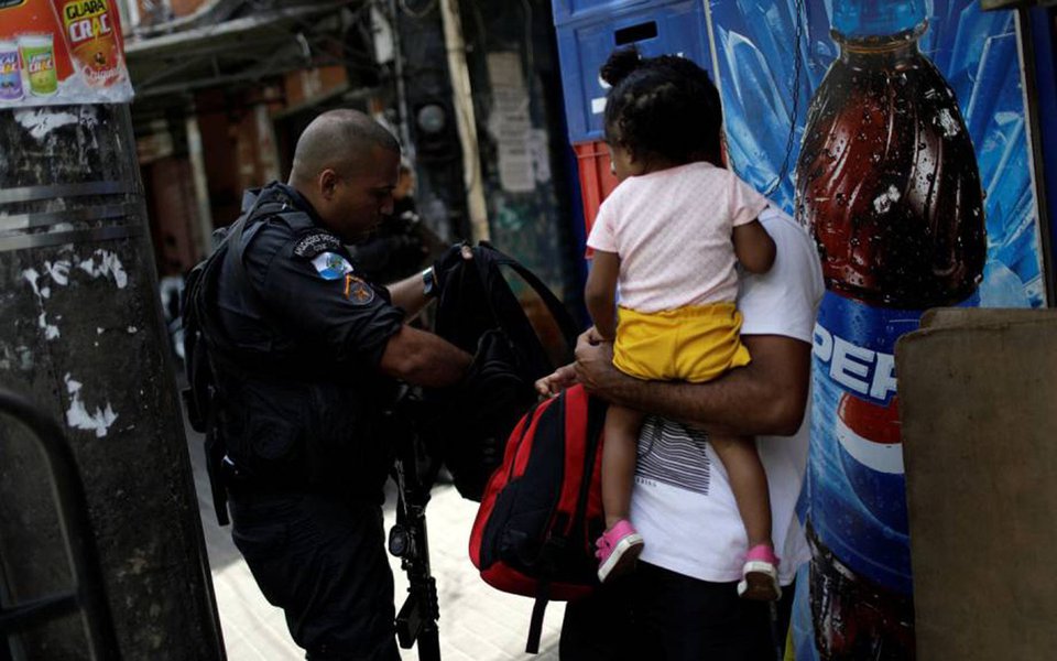 Depois de dias seguidos de intensos tiroteios, principalmente na Rocinha e em comunidades na região da Tijuca, o domingo (24) amanheceu com um clima de aparente tranquilidade, sem que fossem registrados conflitos, como nos dias anteriores; ainda assim as comunidades seguem ocupadas pela polícia e por homens das Forças Armadas que, segundo relatos, têm realizado um verdadeiro cerco não contra os traficantes, mas contra os próprios moradores que denunciam agressões, invasões e roubos praticados pelos militares (Foto: Paulo Emílio) Depois de dias seguidos de intensos tiroteios, principalmente na Rocinha e em comunidades na região da Tijuca, o domingo (24) amanheceu com um clima de aparente tranquilidade, sem que fossem registrados conflitos, como nos dias anteriores; ainda assim as comunidades seguem ocupadas pela polícia e por homens das Forças Armadas que, segundo relatos, têm realizado um verdadeiro cerco não contra os traficantes, mas contra os próprios moradores que denunciam agressões, invasões e roubos praticados pelos militares
