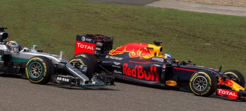 O prefeito de São Paulo, João Doria, afirmou que a privatização do autódromo de Interlagos ajudará a garantir a permanência da Fórmula 1 no Brasil e disse que o ex-chefão da categoria, o empresário Bernie Ecclestone, participará do leilão de venda do autódromo; "A privatização do autódromo é a garantia da continuidade da Fórmula 1", assegurou o prefeito; "Eu entendo que Fórmula 1 é importante, mas com dinheiro privado, não com dinheiro público. E é perfeitamente possível que ela continue funcionando com dinheiro privado e com um autódromo privado" (Foto: José Barbacena) O prefeito de São Paulo, João Doria, afirmou que a privatização do autódromo de Interlagos ajudará a garantir a permanência da Fórmula 1 no Brasil e disse que o ex-chefão da categoria, o empresário Bernie Ecclestone, participará do leilão de venda do autódromo; "A privatização do autódromo é a garantia da continuidade da Fórmula 1", assegurou o prefeito; "Eu entendo que Fórmula 1 é importante, mas com dinheiro privado, não com dinheiro público. E é perfeitamente possível que ela continue funcionando com dinheiro privado e com um autódromo privado"