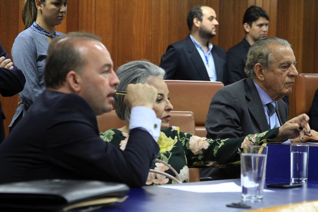 Prefeito de Goiânia esteve na Câmara Municipal, nesta municipal, para prestar contas do primeiro quadrimestre à frente da prefeitura de Goiânia; Iris disse que conseguiu uma economia de R$ 245 milhões e listou avanços na saúde, educação e coleta de lixo; na hora dos questionamentos, os vereadores sucumbiram diante do prefeito; maioria optou por perguntas superficiais e aproveitou para elogiar o histórico de Iris como político e dizer que confia no gestor para recolocar Goiânia nos trilhos (Foto: José Barbacena) Prefeito de Goiânia esteve na Câmara Municipal, nesta municipal, para prestar contas do primeiro quadrimestre à frente da prefeitura de Goiânia; Iris disse que conseguiu uma economia de R$ 245 milhões e listou avanços na saúde, educação e coleta de lixo; na hora dos questionamentos, os vereadores sucumbiram diante do prefeito; maioria optou por perguntas superficiais e aproveitou para elogiar o histórico de Iris como político e dizer que confia no gestor para recolocar Goiânia nos trilhos