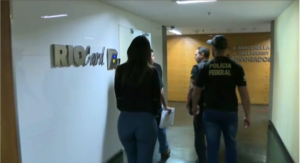 Policiais federais prenderam hoje (25) duas pessoas em flagrante durante o cumprimento de mandado de busca e apreensão na sede da RioCard, empresa responsável pelos bilhetes eletrônicos nos ônibus do Rio de Janeiro. Eles são suspeitos de tentarem obstruir as investigações; ação faz parte da Operação Ponto Final, que investiga corrupção no sistema de transporte público do Rio de Janeiro; Federação das Empresas de Transportes de Passageiros do Estado do Rio de Janeiro (Fetranspor), que administra a RioCard, informou que continua à disposição das autoridades para prestar esclarecimentos necessários à investigação (Foto: Aquiles Lins) Policiais federais prenderam hoje (25) duas pessoas em flagrante durante o cumprimento de mandado de busca e apreensão na sede da RioCard, empresa responsável pelos bilhetes eletrônicos nos ônibus do Rio de Janeiro. Eles são suspeitos de tentarem obstruir as investigações; ação faz parte da Operação Ponto Final, que investiga corrupção no sistema de transporte público do Rio de Janeiro; Federação das Empresas de Transportes de Passageiros do Estado do Rio de Janeiro (Fetranspor), que administra a RioCard, informou que continua à disposição das autoridades para prestar esclarecimentos necessários à investigação
