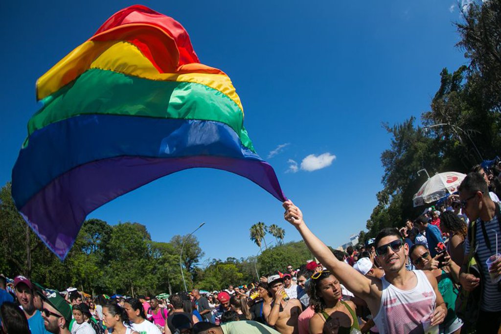 A 21ª. edição da Parada Livre de Porto Alegre acontece neste domingo (26), no Parque da Redenção; como uma das paradas mais antigas do Brasil, o evento de caráter político e festivo celebra o Orgulho LGBTI+ e terá como tema “Berro contra os retrocessos”; a organização da parada pretende por em pauta o crescimento da violência contra populações vulneráveis e da expansão de pautas conservadoras que tem ameaçado conquistas e direitos sociais; considerado um dos maiores eventos populares da capital gaúcha, pela primeira vez, a edição deste ano não conta com nenhum apoio estrutural ou financeiro da prefeitura de Porto Alegre; no Sul 21 (Foto: Leonardo Lucena) A 21ª. edição da Parada Livre de Porto Alegre acontece neste domingo (26), no Parque da Redenção; como uma das paradas mais antigas do Brasil, o evento de caráter político e festivo celebra o Orgulho LGBTI+ e terá como tema “Berro contra os retrocessos”; a organização da parada pretende por em pauta o crescimento da violência contra populações vulneráveis e da expansão de pautas conservadoras que tem ameaçado conquistas e direitos sociais; considerado um dos maiores eventos populares da capital gaúcha, pela primeira vez, a edição deste ano não conta com nenhum apoio estrutural ou financeiro da prefeitura de Porto Alegre; no Sul 21