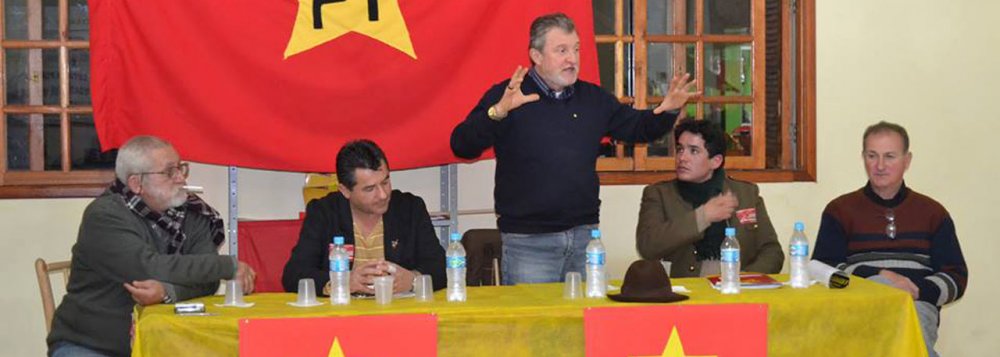 Em nota, o PT-RS, presidido por Ary Vanazzi (em pé, na foto), diz que a eleição indireta "seria a segunda fase do golpe que destituiu a presidenta Dilma Rousseff, legitimamente eleita por mais de 54 milhões de brasileiros"; "A direção petista orienta o conjunto dos delegados eleitos na etapa estadual do Congresso para que consolidem, em Brasília, a posição irrevogável e inegociável pelas Diretas Já, de acordo com Resolução aprovada no Congresso estadual, realizado no início de maio em Porto Alegre" (Foto: Leonardo Lucena) Em nota, o PT-RS, presidido por Ary Vanazzi (em pé, na foto), diz que a eleição indireta "seria a segunda fase do golpe que destituiu a presidenta Dilma Rousseff, legitimamente eleita por mais de 54 milhões de brasileiros"; "A direção petista orienta o conjunto dos delegados eleitos na etapa estadual do Congresso para que consolidem, em Brasília, a posição irrevogável e inegociável pelas Diretas Já, de acordo com Resolução aprovada no Congresso estadual, realizado no início de maio em Porto Alegre"