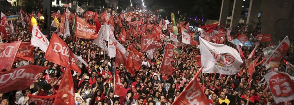 Pesquisa CUT/Vox Populi mostra que mesmo sofrendo ataques diários na mídia e nas redes sociais, o PT é o partido que mais conquistou a simpatia popular nos últimos meses; se em outubro o PT contava com simpatia de 13% da população, em dezembro viu esse número subir para 15% e, em abril, atingir a marca de 20 pontos; já o PMDB, que em outubro era o indicado por 3% dos entrevistados, apresentou leve crescimento em dezembro, chegando a 5 pontos percentuais, e caiu para 1% neste mês; PSDB, por sua vez, oscilou de 3% para 2% entre outubro e dezembro, até chegar a 4%, em abril (Foto: Aquiles Lins) Pesquisa CUT/Vox Populi mostra que mesmo sofrendo ataques diários na mídia e nas redes sociais, o PT é o partido que mais conquistou a simpatia popular nos últimos meses; se em outubro o PT contava com simpatia de 13% da população, em dezembro viu esse número subir para 15% e, em abril, atingir a marca de 20 pontos; já o PMDB, que em outubro era o indicado por 3% dos entrevistados, apresentou leve crescimento em dezembro, chegando a 5 pontos percentuais, e caiu para 1% neste mês; PSDB, por sua vez, oscilou de 3% para 2% entre outubro e dezembro, até chegar a 4%, em abril