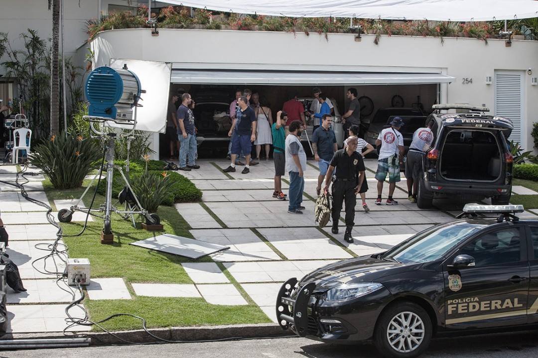 Com estreia marcada para o dia 7 de setembro, o filme "Polícia Federal - A Lei é Para Todos" não exibirá ao final a lista de patrocinadores; segundo o repórter Bruno Góes, do Globo, financiadores estão com medo da reação do público e cogitam manter segredo sobre o financiamento mesmo após a divulgação em rede nacional; quem financia a produção pode ter influenciado na mudança de roteiro do filme; antes, segundo informações do site do Ministério da Cultura, o "A Lei é Para Todos" cadastrou uma sinopse que não citava políticos de destaque no enredo, muito menos Lula; produção era focada no nascimento da Lava Jato, com foco no doleiro Alberto Youssef e no ex-diretor da Petrobras Paulo Roberto Costa (Foto: Aquiles Lins) Com estreia marcada para o dia 7 de setembro, o filme "Polícia Federal - A Lei é Para Todos" não exibirá ao final a lista de patrocinadores; segundo o repórter Bruno Góes, do Globo, financiadores estão com medo da reação do público e cogitam manter segredo sobre o financiamento mesmo após a divulgação em rede nacional; quem financia a produção pode ter influenciado na mudança de roteiro do filme; antes, segundo informações do site do Ministério da Cultura, o "A Lei é Para Todos" cadastrou uma sinopse que não citava políticos de destaque no enredo, muito menos Lula; produção era focada no nascimento da Lava Jato, com foco no doleiro Alberto Youssef e no ex-diretor da Petrobras Paulo Roberto Costa