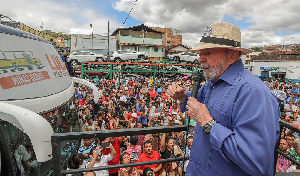 Após passagem pelo Vale do Jequitinhonha, a caravana do ex-presidente Luiz Inácio Lula da Silva segue pelo norte do estado de Minas Gerais; nesta quinta-feira (26) permanece em Araçuaí, onde encerrou o dia de ontem com um ato político, e depois vai para Salinas, mais 110 quilômetros em direção ao norte do estado; no local, estão planejadas visitas a dois campi do Instituto Federal do Norte de Minas Gerais (IFNMG), criados em seus governos, além de um ato político no centro da cidade (Foto: Aquiles Lins) Após passagem pelo Vale do Jequitinhonha, a caravana do ex-presidente Luiz Inácio Lula da Silva segue pelo norte do estado de Minas Gerais; nesta quinta-feira (26) permanece em Araçuaí, onde encerrou o dia de ontem com um ato político, e depois vai para Salinas, mais 110 quilômetros em direção ao norte do estado; no local, estão planejadas visitas a dois campi do Instituto Federal do Norte de Minas Gerais (IFNMG), criados em seus governos, além de um ato político no centro da cidade