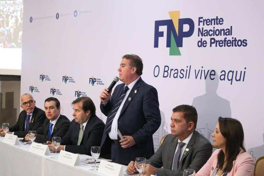 40 parlamentares estiveram na reunião entre deputados e os prefeitos da Frente Nacional de Prefeitos; para o prefeito de Aracaju, Edvaldo Nogueira (PCdoB), a criação da bancada da FNP é histórica: a bancada acompanhará de perto os projetos de interesse das cidades e servirá também para que a gente possa ter uma massa crítica de deputados, que vão, de forma efetiva, atuar como uma bancada suprapartidária em defesa do municipalismo" (Foto: Charles Nisz) 40 parlamentares estiveram na reunião entre deputados e os prefeitos da Frente Nacional de Prefeitos; para o prefeito de Aracaju, Edvaldo Nogueira (PCdoB), a criação da bancada da FNP é histórica: a bancada acompanhará de perto os projetos de interesse das cidades e servirá também para que a gente possa ter uma massa crítica de deputados, que vão, de forma efetiva, atuar como uma bancada suprapartidária em defesa do municipalismo"