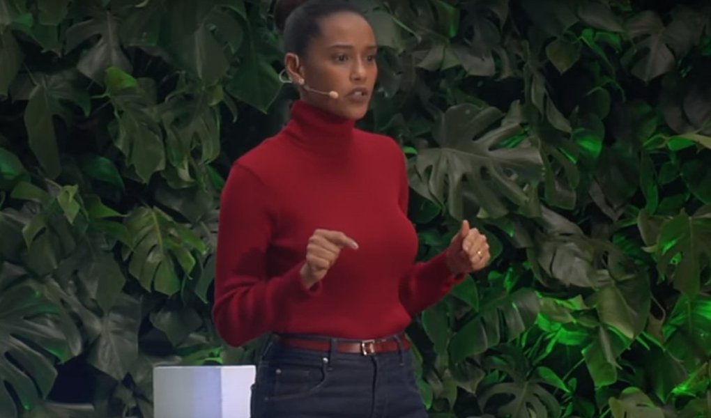 A atriz global Taís Araújo fez um discurso enfático contra o racismo durante palestra feita no evento TEDxSãoPaulo; ao falar sobre “Como criar crianças doces num país ácido”, Taís destacou a preocupação na criação de seus filhos, João Vicente, de 6 anos, e Maria Antônia, de 2 anos e 7 meses; "Meu filho é um menino negro. E liberdade não é um direito que ele vai poder usufruir se ele andar pelas ruas descalço, sem camisa, sujo, saindo da aula de futebol. Ele corre o risco de ser apontado como um infrator. Mesmo com 6 anos de idade. No Brasil, a cor do meu filho é a cor que faz com que as pessoas mudem de calçada, escondam suas bolsas e blindem seus carros. A vida dele só não vai ser mais difícil que a da minha filha”, destacou a atriz
(Foto: Aquiles Lins) A atriz global Taís Araújo fez um discurso enfático contra o racismo durante palestra feita no evento TEDxSãoPaulo; ao falar sobre “Como criar crianças doces num país ácido”, Taís destacou a preocupação na criação de seus filhos, João Vicente, de 6 anos, e Maria Antônia, de 2 anos e 7 meses; "Meu filho é um menino negro. E liberdade não é um direito que ele vai poder usufruir se ele andar pelas ruas descalço, sem camisa, sujo, saindo da aula de futebol. Ele corre o risco de ser apontado como um infrator. Mesmo com 6 anos de idade. No Brasil, a cor do meu filho é a cor que faz com que as pessoas mudem de calçada, escondam suas bolsas e blindem seus carros. A vida dele só não vai ser mais difícil que a da minha filha”, destacou a atriz