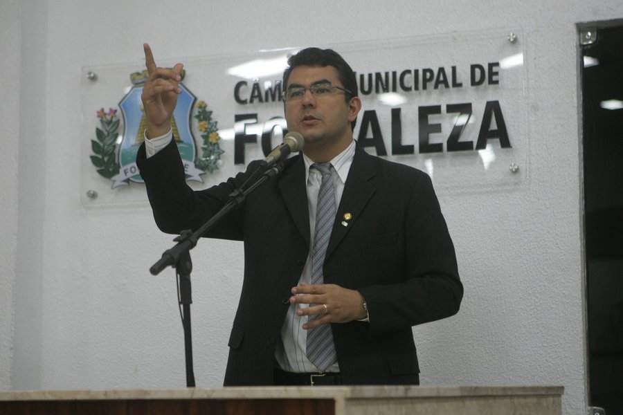 Em pronunciamento na Câmara Municipal nesta quinta (28), o vereador Iraguassú Filho (PDT) apontou o corte orçamentário, por parte do governo Michel Temer (PMDB), de quase R$ 7 bilhões para a Assistência Social. Para o parlamentar, o corte é uma falta de compromisso com as pessoas que estão em situação de extrema vulnerabilidade e um indicativo de que o governo fechará vários serviços. “A gente vê claramente uma desconstrução da política de assistência social e aonde vai parar? Vão acabar com o SUAS? A revolta é muito grande pois assistimos ao retrocesso”, disse (Foto: Rodrigo Rocha) Em pronunciamento na Câmara Municipal nesta quinta (28), o vereador Iraguassú Filho (PDT) apontou o corte orçamentário, por parte do governo Michel Temer (PMDB), de quase R$ 7 bilhões para a Assistência Social. Para o parlamentar, o corte é uma falta de compromisso com as pessoas que estão em situação de extrema vulnerabilidade e um indicativo de que o governo fechará vários serviços. “A gente vê claramente uma desconstrução da política de assistência social e aonde vai parar? Vão acabar com o SUAS? A revolta é muito grande pois assistimos ao retrocesso”, disse
