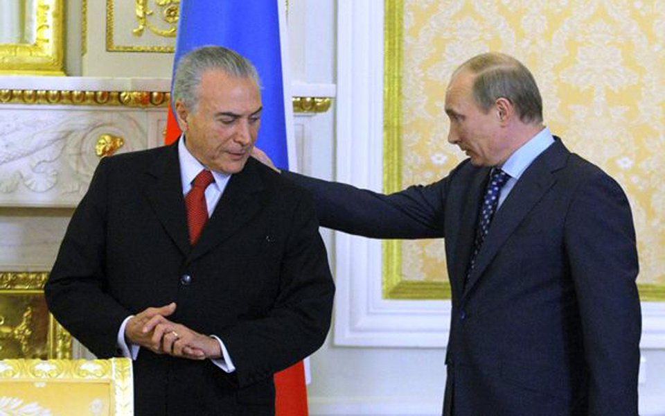 Michel Temer inicia hoje sua visita à Rússia sendo ignorado por autoridades e empresários; dos 180 participantes do fórum empresarial no qual o peemedebista será o protagonista, há apenas um CEO e, ainda assim, o executivo é da filial russa de uma empresa brasileira; no campo diplomático, também não há nenhum acordo relevante previsto; ironicamente, Temer tem como um dos pontos principais da visita a defesa da carne brasileira, principal produto de exportação do Brasil para a Rússia; ou seja: isso implica fazer uma defesa das empresas de Joesley Batista, que no fim de semana o acusou de ser chefe de uma organização criminosa (Foto: Giuliana Miranda) Michel Temer inicia hoje sua visita à Rússia sendo ignorado por autoridades e empresários; dos 180 participantes do fórum empresarial no qual o peemedebista será o protagonista, há apenas um CEO e, ainda assim, o executivo é da filial russa de uma empresa brasileira; no campo diplomático, também não há nenhum acordo relevante previsto; ironicamente, Temer tem como um dos pontos principais da visita a defesa da carne brasileira, principal produto de exportação do Brasil para a Rússia; ou seja: isso implica fazer uma defesa das empresas de Joesley Batista, que no fim de semana o acusou de ser chefe de uma organização criminosa