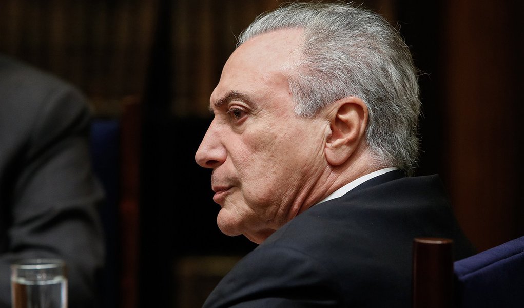 Para se salvar da denúncia que será votada nesta quarta-feira, 25, na Câmara, Michel Temer acelerou a sanção do Programa de Regularização Tributária, o novo Refis, que será publicada nesta quarta no Diário Oficial da União; segundo o blog do jornalista Valdo Cruz, deputados governistas ameaçavam não comparecer à sessão de votação da denúncia caso a sanção não fosse publicada antes; deputados também querem permitir que empresas que até agora não fizeram adesão ao programa possam fazê-lo com base nas novas regras, que são menos rígidas que as originais e determinam um pagamento à vista da entrada menor do que o previsto pela equipe econômica (Foto: Aquiles Lins) Para se salvar da denúncia que será votada nesta quarta-feira, 25, na Câmara, Michel Temer acelerou a sanção do Programa de Regularização Tributária, o novo Refis, que será publicada nesta quarta no Diário Oficial da União; segundo o blog do jornalista Valdo Cruz, deputados governistas ameaçavam não comparecer à sessão de votação da denúncia caso a sanção não fosse publicada antes; deputados também querem permitir que empresas que até agora não fizeram adesão ao programa possam fazê-lo com base nas novas regras, que são menos rígidas que as originais e determinam um pagamento à vista da entrada menor do que o previsto pela equipe econômica