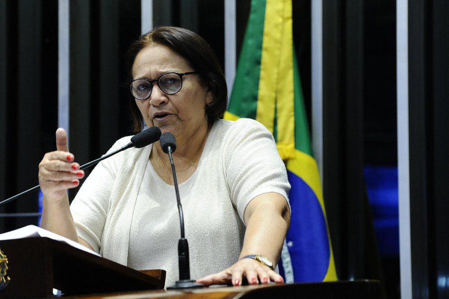 No dia em que completa um ano que um grupo liderado pelo peemedebista Michel Temer tomou o poder da presidenta legitimamente eleita Dilma Rousseff, a senadora Fátima Bezerra (PT) destacou no Plenário, nesta quinta-feira (31), que o Brasil vivencia um verdadeiro desmonte do Estado – esse é o resultado do golpe parlamentar; "Os resultados de um ano de golpe são catastróficos, especialmente para mais de 15 milhões de brasileiros que estão desempregados. Prometeram uma ponte para o futuro, mas estão, na verdade, é entregando uma ponte para o passado, para um passado de absoluta exclusão social", enfatizou (Foto: Aquiles Lins) No dia em que completa um ano que um grupo liderado pelo peemedebista Michel Temer tomou o poder da presidenta legitimamente eleita Dilma Rousseff, a senadora Fátima Bezerra (PT) destacou no Plenário, nesta quinta-feira (31), que o Brasil vivencia um verdadeiro desmonte do Estado – esse é o resultado do golpe parlamentar; "Os resultados de um ano de golpe são catastróficos, especialmente para mais de 15 milhões de brasileiros que estão desempregados. Prometeram uma ponte para o futuro, mas estão, na verdade, é entregando uma ponte para o passado, para um passado de absoluta exclusão social", enfatizou