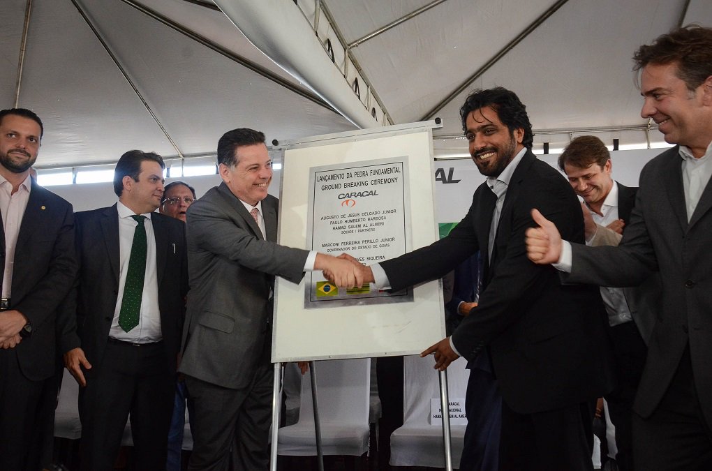 O governador Marconi Perillo e o CEO da Caracal International, Hamad Salem Al Almeri, lançaram na segunda-feira, em Anápolis, a pedra fundamental para a construção da primeira filial no Brasil da Caracal Internacional; a empresa, que fabrica pistolas, metralhadoras e rifles, tem sede Abu Dhabi, nos Emirados Árabes Unidos, e possui filiais na Alemanha, África, e também nos Estados Unidos; Caracal vai investir, ao longo de 10 anos, R$ 500 milhões, e gerar 1.250 empregos, entre postos diretos e indiretos. (Foto: José Barbacena) O governador Marconi Perillo e o CEO da Caracal International, Hamad Salem Al Almeri, lançaram na segunda-feira, em Anápolis, a pedra fundamental para a construção da primeira filial no Brasil da Caracal Internacional; a empresa, que fabrica pistolas, metralhadoras e rifles, tem sede Abu Dhabi, nos Emirados Árabes Unidos, e possui filiais na Alemanha, África, e também nos Estados Unidos; Caracal vai investir, ao longo de 10 anos, R$ 500 milhões, e gerar 1.250 empregos, entre postos diretos e indiretos.