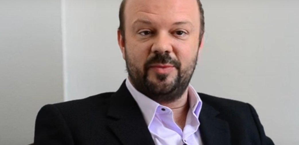 À luz do suicídio do reitor da UFSC, Luiz Carlos Cancellier de Olivo, o também reitor da Universidade Federal do Paraná, Ricardo Marcelo Fonseca, afirmou que "apuração de malfeitos não pode se degenerar em denuncismo" e muito menos "deve descambar em punitivismo justiceiro"; "Sobre os fatos dessa semana: a necessidade de apuração de malfeitos não pode se degenerar em denuncismo. O imperativo de apurar responsabilidades não deve descambar em punitivismo justiceiro. Moralidade pública não é a mesma coisa que moralismo administrativo", escreveu o reitor da UFPR numa rede social (Foto: Leonardo Lucena) À luz do suicídio do reitor da UFSC, Luiz Carlos Cancellier de Olivo, o também reitor da Universidade Federal do Paraná, Ricardo Marcelo Fonseca, afirmou que "apuração de malfeitos não pode se degenerar em denuncismo" e muito menos "deve descambar em punitivismo justiceiro"; "Sobre os fatos dessa semana: a necessidade de apuração de malfeitos não pode se degenerar em denuncismo. O imperativo de apurar responsabilidades não deve descambar em punitivismo justiceiro. Moralidade pública não é a mesma coisa que moralismo administrativo", escreveu o reitor da UFPR numa rede social