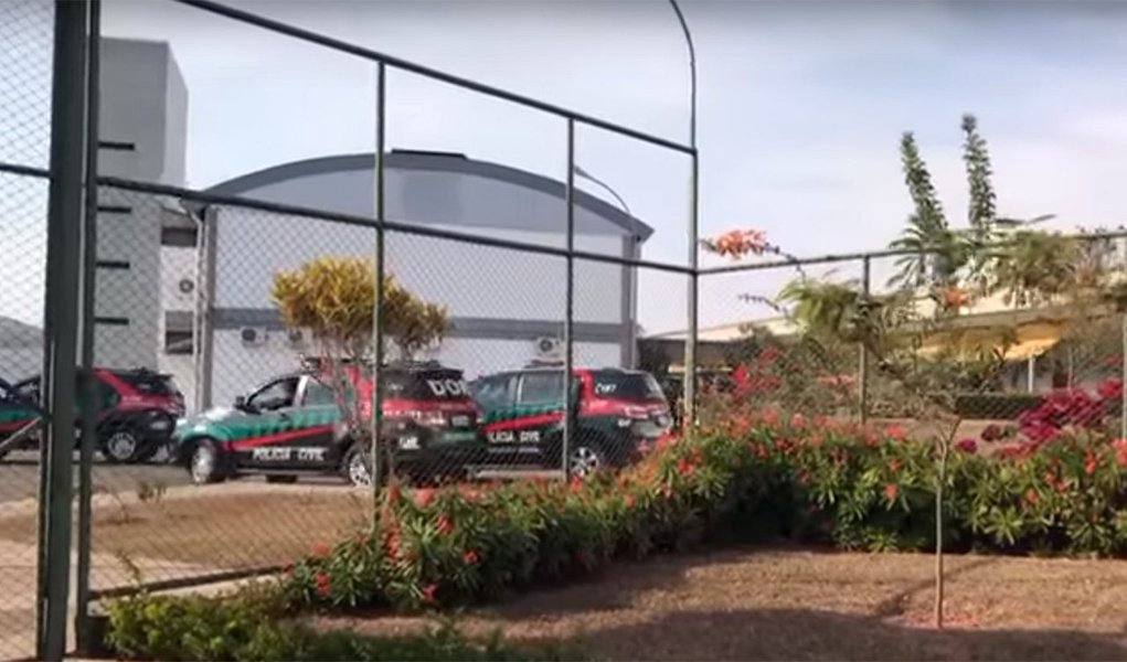 Por meio da Operação Panoptes, deflagrada a Delegacia de Repressão ao Crime Organizado (Deco) identificou mais de 100 pessoas que teriam fraudado concursos públicos do Distrito Federal; o número pode aumentar ao decorrer das investigações; a Deco encontrou indícios de fraude aos certames da Agência de Desenvolvimento de Brasília (Terracap), da Secretaria de Saúde e do Corpo de Bombeiros; a seleção da Câmara Legislativa, prevista para dezembro deste ano, também estava na mira da organização; valores pagos para aprovação em concurso poderia chegar até R$ 200 mil (Foto: Leonardo Lucena) Por meio da Operação Panoptes, deflagrada a Delegacia de Repressão ao Crime Organizado (Deco) identificou mais de 100 pessoas que teriam fraudado concursos públicos do Distrito Federal; o número pode aumentar ao decorrer das investigações; a Deco encontrou indícios de fraude aos certames da Agência de Desenvolvimento de Brasília (Terracap), da Secretaria de Saúde e do Corpo de Bombeiros; a seleção da Câmara Legislativa, prevista para dezembro deste ano, também estava na mira da organização; valores pagos para aprovação em concurso poderia chegar até R$ 200 mil
