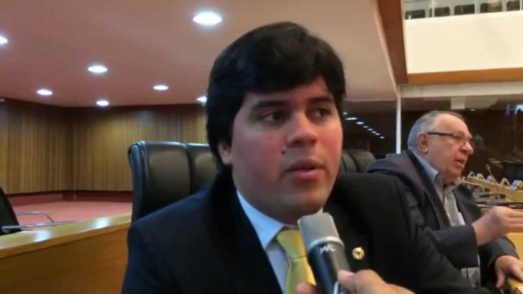 Conheça o deputado que irá presidir a Câmara dos Deputados com a viagem de Michel Temer à China: André Fufuca (PP-MA) tem 28 anos, é formado em Medicina e é filho de político; deputado estadual pelo PSDB entre 2011 e 2015 e foi eleito deputado federal pelo nanico PEN; hoje faz parte do PP, um dos partidos do "centrão"; ligado ao ex-deputado Eduardo Cunha, foi a favor do impeachment de Dilma e contra o prosseguimento da investigação contra Temer (Foto: Charles Nisz) Conheça o deputado que irá presidir a Câmara dos Deputados com a viagem de Michel Temer à China: André Fufuca (PP-MA) tem 28 anos, é formado em Medicina e é filho de político; deputado estadual pelo PSDB entre 2011 e 2015 e foi eleito deputado federal pelo nanico PEN; hoje faz parte do PP, um dos partidos do "centrão"; ligado ao ex-deputado Eduardo Cunha, foi a favor do impeachment de Dilma e contra o prosseguimento da investigação contra Temer