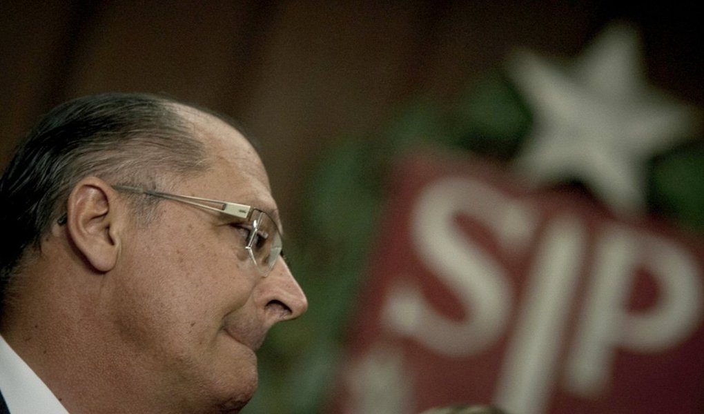O governo de Geraldo Alckmin (PSDB) mantém desocupado um edifício de 18 andares e 11 mil metros quadrados de área construída a menos de duas quadras da estação Anhangabaú do metrô, e a três da estação República. No local, funcionou a sede do Instituto de Previdência do Estado de São Paulo, Ipesp, até 2009; enquanto não lhe davam uso, diferentes órgãos estaduais assinaram aluguéis milionários e a secretaria responsável pelo imóvel construiu uma nova sede; novo Ipesp paga quase R$ 1 milhão de aluguel anualmente por sua sede na avenida Brigadeiro Luís Antonio (Foto: Aquiles Lins) O governo de Geraldo Alckmin (PSDB) mantém desocupado um edifício de 18 andares e 11 mil metros quadrados de área construída a menos de duas quadras da estação Anhangabaú do metrô, e a três da estação República. No local, funcionou a sede do Instituto de Previdência do Estado de São Paulo, Ipesp, até 2009; enquanto não lhe davam uso, diferentes órgãos estaduais assinaram aluguéis milionários e a secretaria responsável pelo imóvel construiu uma nova sede; novo Ipesp paga quase R$ 1 milhão de aluguel anualmente por sua sede na avenida Brigadeiro Luís Antonio