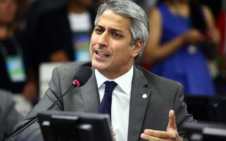 Deputado Alessandro Molon (REDE-RJ) vai apresentar requerimento para tentar fazer com que a autorização da denúncia contra Michel Temer, e os ministros Moreira Franco e Eliseu Padilha sejam feitas em votações separadas na Comissão de Constituição e Justiça (CCJ) da Câmara; oposição e parte da base aliada rebelde defendem o fatiamento para buscar ampliar o desgaste do governo; "Exigimos que a votação seja feita individualmente para cada um", disse Molon; "Os deputados não podem ser obrigados a votar um grande pacote de impunidade", acrescentou (Foto: Paulo Emílio) Deputado Alessandro Molon (REDE-RJ) vai apresentar requerimento para tentar fazer com que a autorização da denúncia contra Michel Temer, e os ministros Moreira Franco e Eliseu Padilha sejam feitas em votações separadas na Comissão de Constituição e Justiça (CCJ) da Câmara; oposição e parte da base aliada rebelde defendem o fatiamento para buscar ampliar o desgaste do governo; "Exigimos que a votação seja feita individualmente para cada um", disse Molon; "Os deputados não podem ser obrigados a votar um grande pacote de impunidade", acrescentou