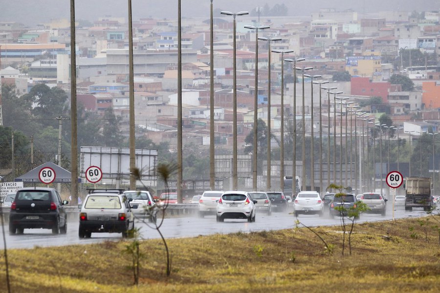 O período de chuvas se aproxima, mas a economia de água deve continuar por tempo indeterminado no Distrito Federal. Para garantir que as medidas de enfrentamento da crise hídrica sejam eficazes, é fundamental o alinhamento de ações do governo e a participação da sociedade; é o que defende Welber Ferreira, coordenador de Informações Hidrológicas da Agência Reguladora de Águas, Energia e Saneamento Básico (Adasa); “A população respondeu bem às ações de estímulo ao consumo consciente e deve manter a prática de economia para avançarmos” (Foto: Leonardo Lucena) O período de chuvas se aproxima, mas a economia de água deve continuar por tempo indeterminado no Distrito Federal. Para garantir que as medidas de enfrentamento da crise hídrica sejam eficazes, é fundamental o alinhamento de ações do governo e a participação da sociedade; é o que defende Welber Ferreira, coordenador de Informações Hidrológicas da Agência Reguladora de Águas, Energia e Saneamento Básico (Adasa); “A população respondeu bem às ações de estímulo ao consumo consciente e deve manter a prática de economia para avançarmos”
