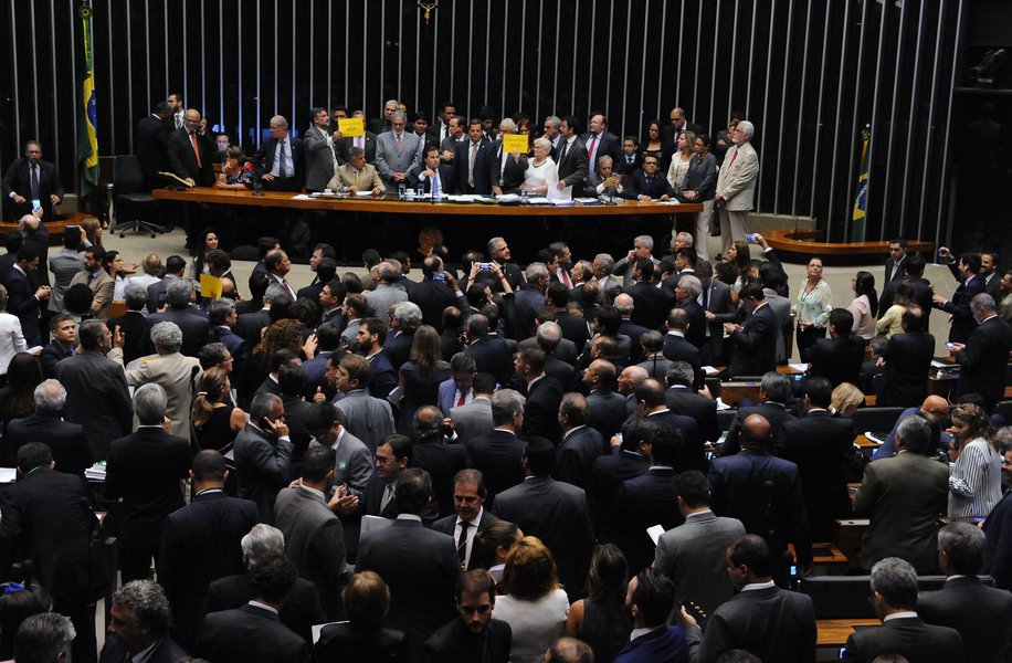 Após pressão do governo Temer, 23 deputados mudaram seu posicionamento (incluindo abstenções) e votaram a favor da urgência da tramitação da proposta de reforma trabalhista no Congresso na noite desta quarta-feira 19; o mesmo requerimento havia sido rejeitado um dia antes; saiba quem são os parlamentares "vira-casaca", que mudaram o voto em apenas 24 horas (Foto: Gisele Federicce) Após pressão do governo Temer, 23 deputados mudaram seu posicionamento (incluindo abstenções) e votaram a favor da urgência da tramitação da proposta de reforma trabalhista no Congresso na noite desta quarta-feira 19; o mesmo requerimento havia sido rejeitado um dia antes; saiba quem são os parlamentares "vira-casaca", que mudaram o voto em apenas 24 horas