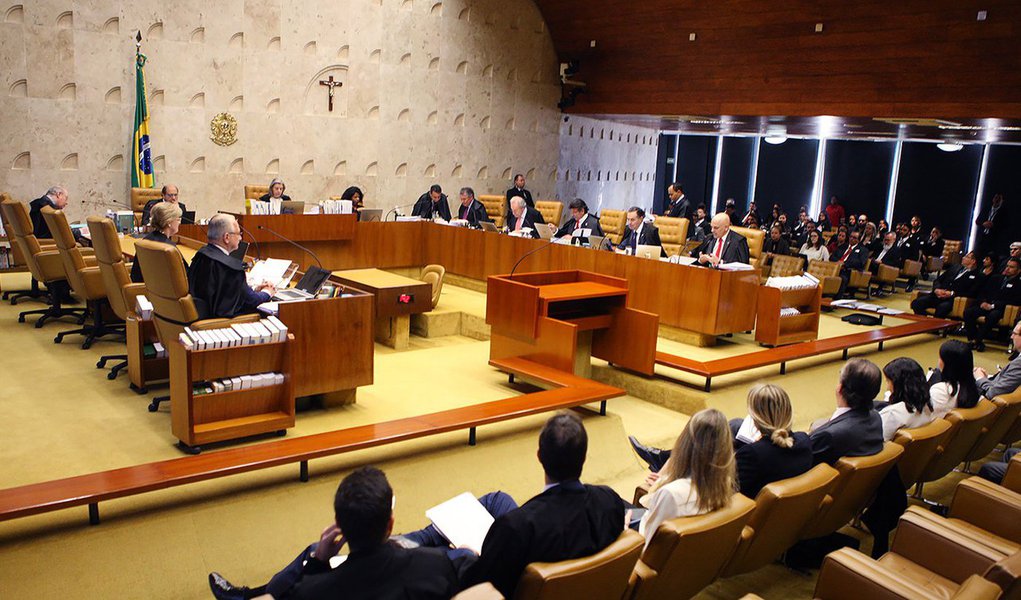 Supremo Tribunal Federal (STF) formou hoje (31) placar de 3 votos a 2 a favor do reconhecimento de que o ensino religioso nas escolas públicas deve ser de natureza não confessional, com a proibição de admissão de professores que atuem como representantes de confissões religiosas; após os votos, a sessão foi suspensa e será retomada no dia 20 de setembro; até o momento, os ministros Luiz Fux e Rosa Weber acompanharam o relator, ministro Luís Roberto Barroso, para dar interpretação conforme a Constituição e declarar que o ensino religioso nas escolas públicas de todo o país deve ser de forma não confessional (Foto: Aquiles Lins) Supremo Tribunal Federal (STF) formou hoje (31) placar de 3 votos a 2 a favor do reconhecimento de que o ensino religioso nas escolas públicas deve ser de natureza não confessional, com a proibição de admissão de professores que atuem como representantes de confissões religiosas; após os votos, a sessão foi suspensa e será retomada no dia 20 de setembro; até o momento, os ministros Luiz Fux e Rosa Weber acompanharam o relator, ministro Luís Roberto Barroso, para dar interpretação conforme a Constituição e declarar que o ensino religioso nas escolas públicas de todo o país deve ser de forma não confessional