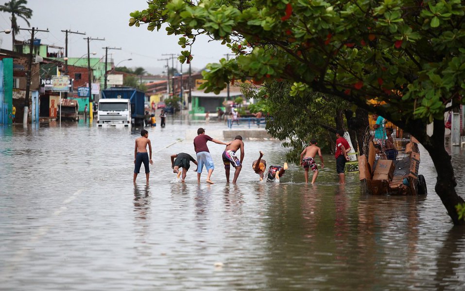 Famílias que perderam os imóveis na inundação, em Maceió, estão sendo atendidas pelo município e já receberam parte do auxílio- moradia; mais de 700 famílias foram atingidas pela chuva dos últimos dias na capital; elas foram transferidas para abrigos provisórios em escolas e igrejas (Foto: Voney Malta) Famílias que perderam os imóveis na inundação, em Maceió, estão sendo atendidas pelo município e já receberam parte do auxílio- moradia; mais de 700 famílias foram atingidas pela chuva dos últimos dias na capital; elas foram transferidas para abrigos provisórios em escolas e igrejas