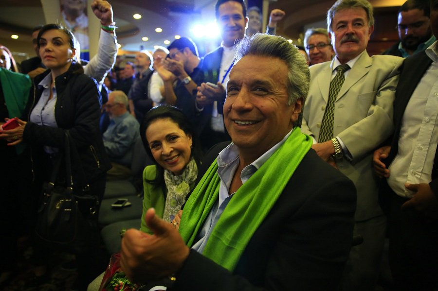 Lenin Moreno, após sofrer um assalto, foi ferido à bala pelas costas, o que lhe custou o movimento das pernas para sempre. Fez da sua dor motivação para viver e dar ânimo a tantos outros que sofrem as mesmas dores. A vitória de Lenín Moreno é o sol que ainda brilha na linha do Equador. Quando tomar posse, o novo presidente equatoriano terá um desafio talvez maior que o de conviver com a paraplegia - mostrar que o socialismo encarnado hoje, no Equador, por Rafael Correa, ainda é a melhor alternativa para a redução da desigualdade social e uma melhor qualidade de vida do povo latino americano (Foto: Paulinho Oliveira) Lenin Moreno, após sofrer um assalto, foi ferido à bala pelas costas, o que lhe custou o movimento das pernas para sempre. Fez da sua dor motivação para viver e dar ânimo a tantos outros que sofrem as mesmas dores. A vitória de Lenín Moreno é o sol que ainda brilha na linha do Equador. Quando tomar posse, o novo presidente equatoriano terá um desafio talvez maior que o de conviver com a paraplegia - mostrar que o socialismo encarnado hoje, no Equador, por Rafael Correa, ainda é a melhor alternativa para a redução da desigualdade social e uma melhor qualidade de vida do povo latino americano