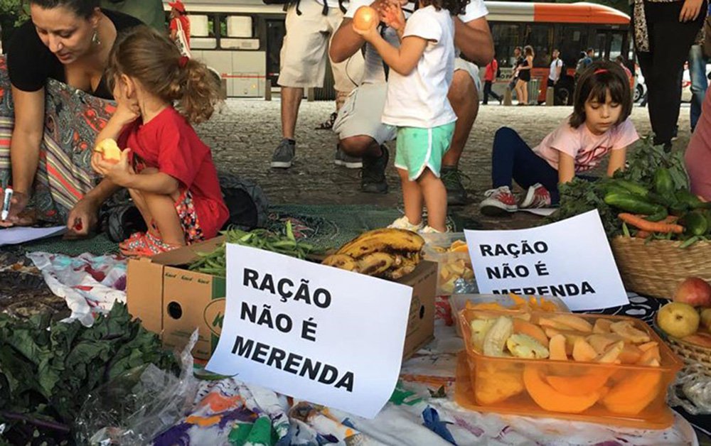 Mães com filhos matriculados no ensino público da rede municipal paulistana estão mobilizadas contra a distribuição da “ração humana” do prefeito João Doria (PSDB) na merenda escolar; nesta quinta-feira (19), elas organizaram o “Primeiro Ato Contra Ração Humana na Merenda de Nossos Filhos”; com mais de 7 mil interessados inscritos no Facebook, a manifestação começou às 18h no vão livre do Masp, na Avenida Paulista, região central da capital; para os pais, a ração alimentar proposta por Doria é uma "aberração" (Foto: Charles Nisz) Mães com filhos matriculados no ensino público da rede municipal paulistana estão mobilizadas contra a distribuição da “ração humana” do prefeito João Doria (PSDB) na merenda escolar; nesta quinta-feira (19), elas organizaram o “Primeiro Ato Contra Ração Humana na Merenda de Nossos Filhos”; com mais de 7 mil interessados inscritos no Facebook, a manifestação começou às 18h no vão livre do Masp, na Avenida Paulista, região central da capital; para os pais, a ração alimentar proposta por Doria é uma "aberração"