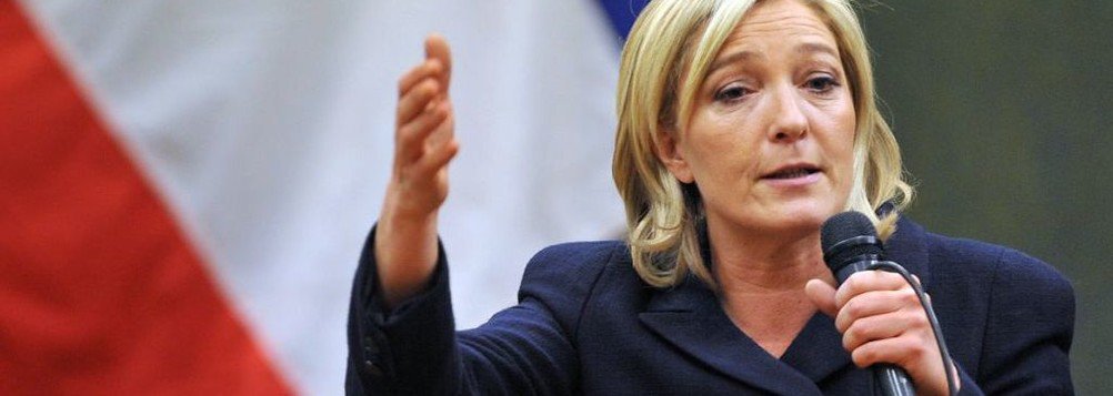 Primeira pesquisa de opinião realizada após o ataque na Champs-Elysées aponta que líder da extrema-direita francesa e candidata à Presidência do país europeu, Marine Le Pen (foto), alcança 23%, um ponto acima na comparação com o levantamento anterior; o centrista Emmanuel Macron Macron aparece com 24,5% dos votos, uma queda de 0,5 ponto percentual em relação à pesquisa anterior; a eleição acontece neste domingo (23)
(Foto: Leonardo Lucena) Primeira pesquisa de opinião realizada após o ataque na Champs-Elysées aponta que líder da extrema-direita francesa e candidata à Presidência do país europeu, Marine Le Pen (foto), alcança 23%, um ponto acima na comparação com o levantamento anterior; o centrista Emmanuel Macron Macron aparece com 24,5% dos votos, uma queda de 0,5 ponto percentual em relação à pesquisa anterior; a eleição acontece neste domingo (23)