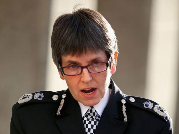 O passado volta. Aí está mais uma prova: comanda hoje a segurança de Londres, no mais alto posto, a policial Cressida Dick. A mesma que mandou atirar na cabeça de Jean Charles de Menezes. Tudo, claro, por engano, exceto a sua promoção e prêmio pelo crime contra um cão (Foto: Urariano Mota) O passado volta. Aí está mais uma prova: comanda hoje a segurança de Londres, no mais alto posto, a policial Cressida Dick. A mesma que mandou atirar na cabeça de Jean Charles de Menezes. Tudo, claro, por engano, exceto a sua promoção e prêmio pelo crime contra um cão