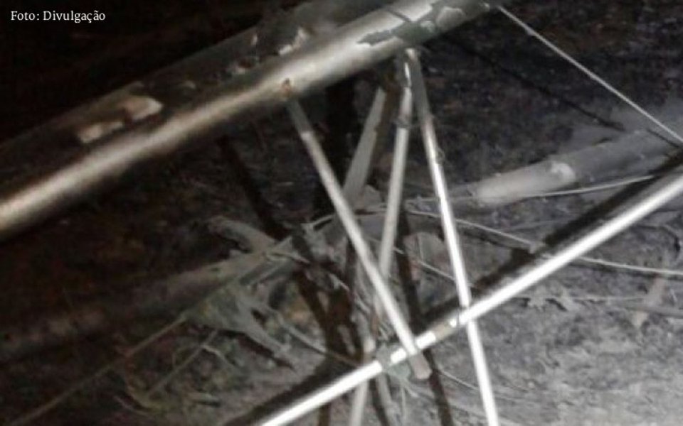 Um ultraleve caiu na zona rural de Palmas a cerca de 100 metros de uma pista particular em um sítio próximo à TO-010; quem morreu foi o advogado José Simone Nastari, de 63 anos, ficou preso às ferragens e foi carbonizado pelas chamas, que consumiram o ultraleve; de acordo com a OAB, Nastari tinha inscrição originária na Ordem de São Paulo e inscrição suplementar no Tocantins, e advogava desde 2000; instituição lamentou o acidente (Foto: Leonardo Lucena) Um ultraleve caiu na zona rural de Palmas a cerca de 100 metros de uma pista particular em um sítio próximo à TO-010; quem morreu foi o advogado José Simone Nastari, de 63 anos, ficou preso às ferragens e foi carbonizado pelas chamas, que consumiram o ultraleve; de acordo com a OAB, Nastari tinha inscrição originária na Ordem de São Paulo e inscrição suplementar no Tocantins, e advogava desde 2000; instituição lamentou o acidente