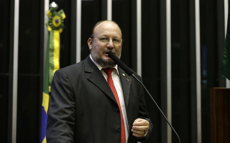 O deputado federal João Daniel (PT-SE) repudiou a criminalização que vem sendo feita da política e do ex-presidente Lula, que, mais uma vez, prestou depoimento ao juiz Sergio Moro; de acordo com o congressista, o ex-presidente está sendo perseguido; “O presidente Lula precisa ser respeitado. Não há prova nenhuma em lugar nenhum contra ele, a não ser perseguição, não contra o presidente Lula, mas contra a classe trabalhadora, contra os pobres, contra a esquerda. É preciso respeitar o maior líder popular que se construiu na história do Brasil” (Foto: Leonardo Lucena) O deputado federal João Daniel (PT-SE) repudiou a criminalização que vem sendo feita da política e do ex-presidente Lula, que, mais uma vez, prestou depoimento ao juiz Sergio Moro; de acordo com o congressista, o ex-presidente está sendo perseguido; “O presidente Lula precisa ser respeitado. Não há prova nenhuma em lugar nenhum contra ele, a não ser perseguição, não contra o presidente Lula, mas contra a classe trabalhadora, contra os pobres, contra a esquerda. É preciso respeitar o maior líder popular que se construiu na história do Brasil”
