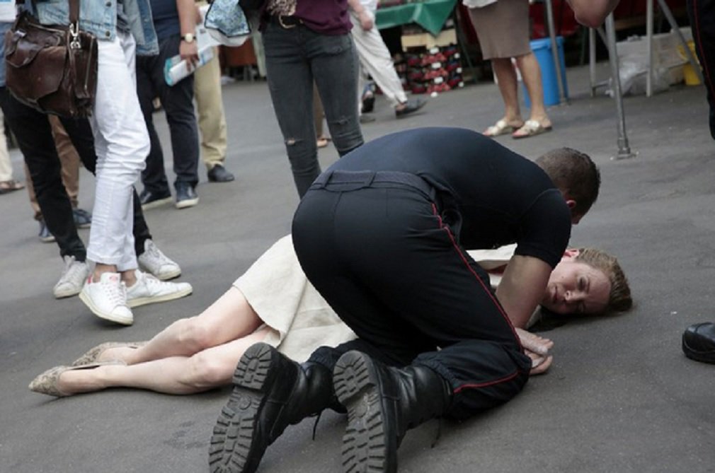 A ex-ministra francesa da Ecologia e candidata a deputada, Nathalie Kosciusko-Morizet, perdeu a consciência durante vários minutos depois de ser agredida por um homem quando fazia campanha nas ruas, em Paris; ela distribuía panfletos no 5º distrito da capital francesa quando um homem de cerca de 50 anos se aproximou, arrancou os panfletos e os jogou no rosto da ex-ministra; a candidata caiu e perdeu a consciência; ela foi atendida por paramédicos e levada para o hospital; o homem que a agrediu conseguiu fugir (Foto: José Barbacena) A ex-ministra francesa da Ecologia e candidata a deputada, Nathalie Kosciusko-Morizet, perdeu a consciência durante vários minutos depois de ser agredida por um homem quando fazia campanha nas ruas, em Paris; ela distribuía panfletos no 5º distrito da capital francesa quando um homem de cerca de 50 anos se aproximou, arrancou os panfletos e os jogou no rosto da ex-ministra; a candidata caiu e perdeu a consciência; ela foi atendida por paramédicos e levada para o hospital; o homem que a agrediu conseguiu fugir