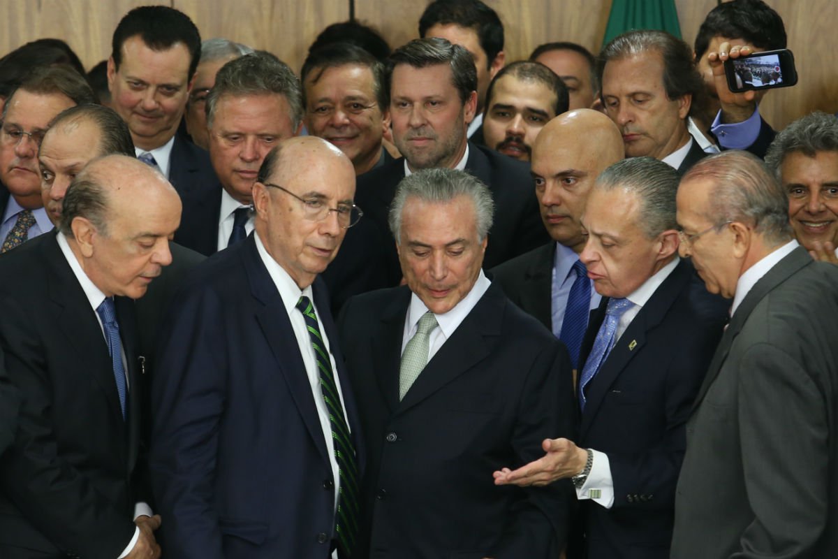 O golpe parlamentar que alçou Michel Temer ao Palácio do Planalto retrocedeu em 15 anos a proporção de mulheres nos cargos mais altos de confiança no Executivo federal; segundo levantamento feito pela Folha de S. Paulo com dados do Ministério do Planejamento, nas funções de confiança com remuneração média de R$ 20 mil, as mulheres são apenas 22% —ou seja, não chegam a um quarto do total dessas vagas; quando Fernando Henrique deixou o governo, no fim de 2002, a taxa era de 21,5%. Em abril de 2016, antes de Dilma Rousseff deixar a Presidência, a taxa era de 26,2% (Foto: Aquiles Lins) O golpe parlamentar que alçou Michel Temer ao Palácio do Planalto retrocedeu em 15 anos a proporção de mulheres nos cargos mais altos de confiança no Executivo federal; segundo levantamento feito pela Folha de S. Paulo com dados do Ministério do Planejamento, nas funções de confiança com remuneração média de R$ 20 mil, as mulheres são apenas 22% —ou seja, não chegam a um quarto do total dessas vagas; quando Fernando Henrique deixou o governo, no fim de 2002, a taxa era de 21,5%. Em abril de 2016, antes de Dilma Rousseff deixar a Presidência, a taxa era de 26,2%