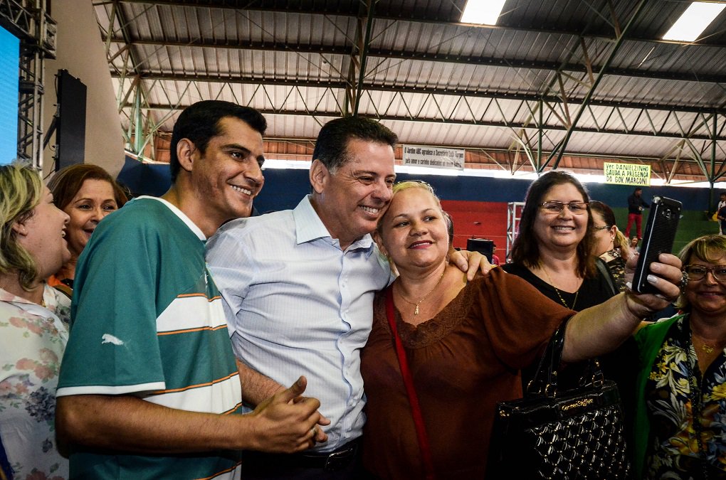 Prefeitos e deputados peemedebistas estão manifestando publicamente a preocupação com a falta de agenda do partido para as eleições de 2018; paralisia do PMDB, sob o comando do deputado federal Daniel Vilela, coincide com a ascensão do programa de investimentos Goiás na Frente, tocado pela governador Marconi Perillo; prefeito Ernesto Roller (Formosa) e o ex-prefeito Maguito Vilela, ambos do PMDB, reconheceram que o governador Marconi mantém agenda positiva e republicana com as ações do programa de benefícios; diante da agilidade da base marconista, a pressão em cima de Daniel Vilela só aumenta (Foto: José Barbacena) Prefeitos e deputados peemedebistas estão manifestando publicamente a preocupação com a falta de agenda do partido para as eleições de 2018; paralisia do PMDB, sob o comando do deputado federal Daniel Vilela, coincide com a ascensão do programa de investimentos Goiás na Frente, tocado pela governador Marconi Perillo; prefeito Ernesto Roller (Formosa) e o ex-prefeito Maguito Vilela, ambos do PMDB, reconheceram que o governador Marconi mantém agenda positiva e republicana com as ações do programa de benefícios; diante da agilidade da base marconista, a pressão em cima de Daniel Vilela só aumenta